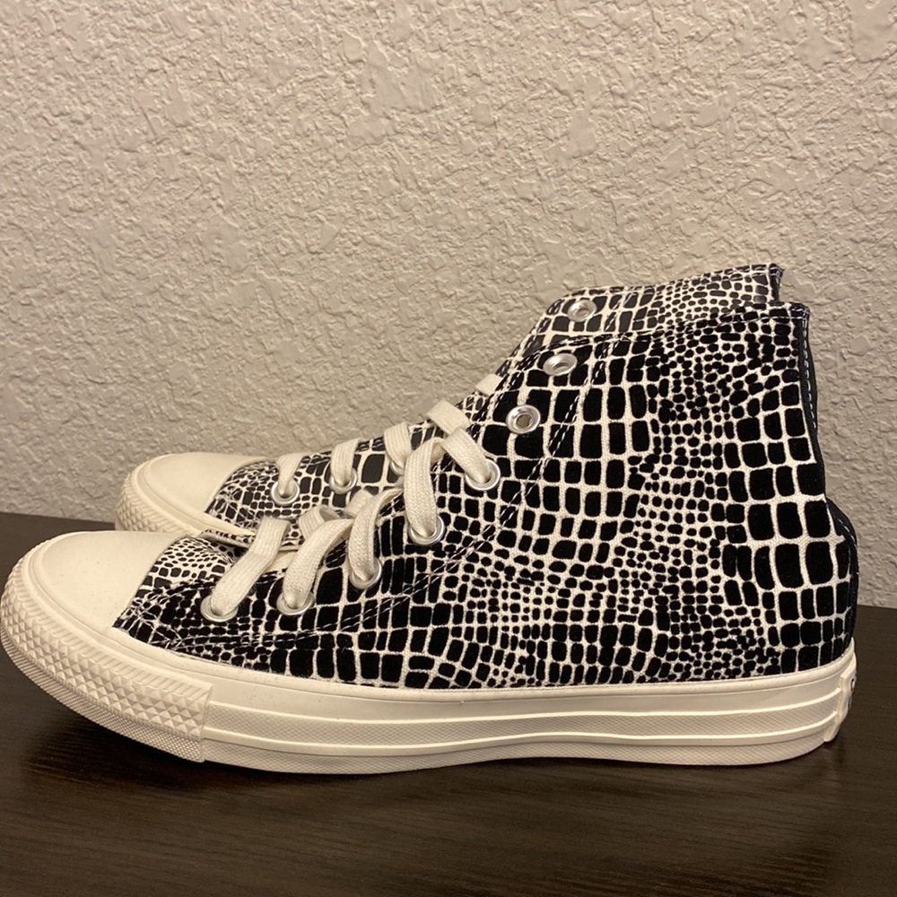 Converse high tops black and white womens size 8 brand new in box - Picture 3 of 3